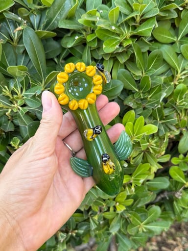 Preview pic of Green Sunflower Bee Glass Hand Pipe