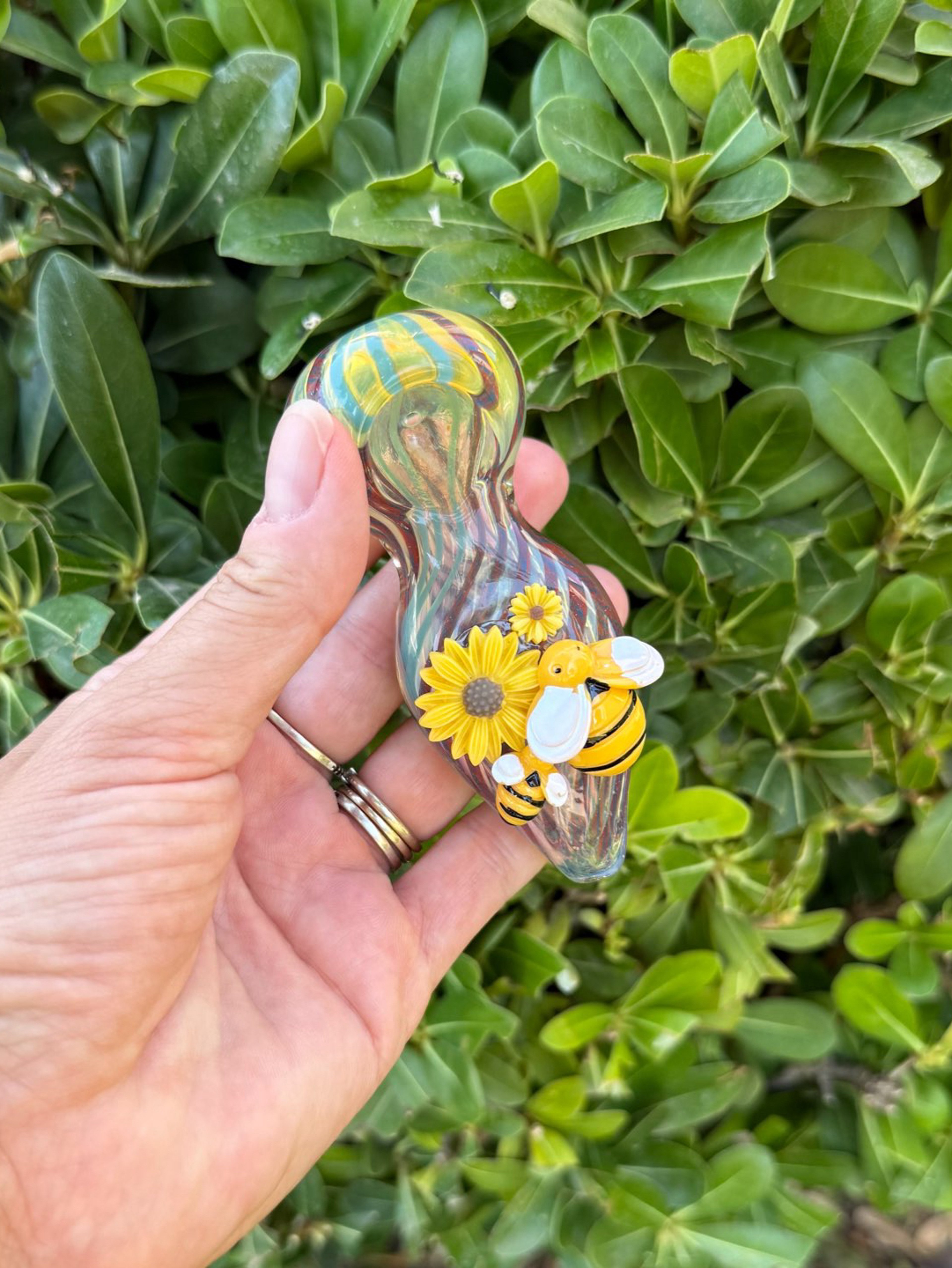 Preview pic of Swirl Honey Bee Glass Hand Pipe
