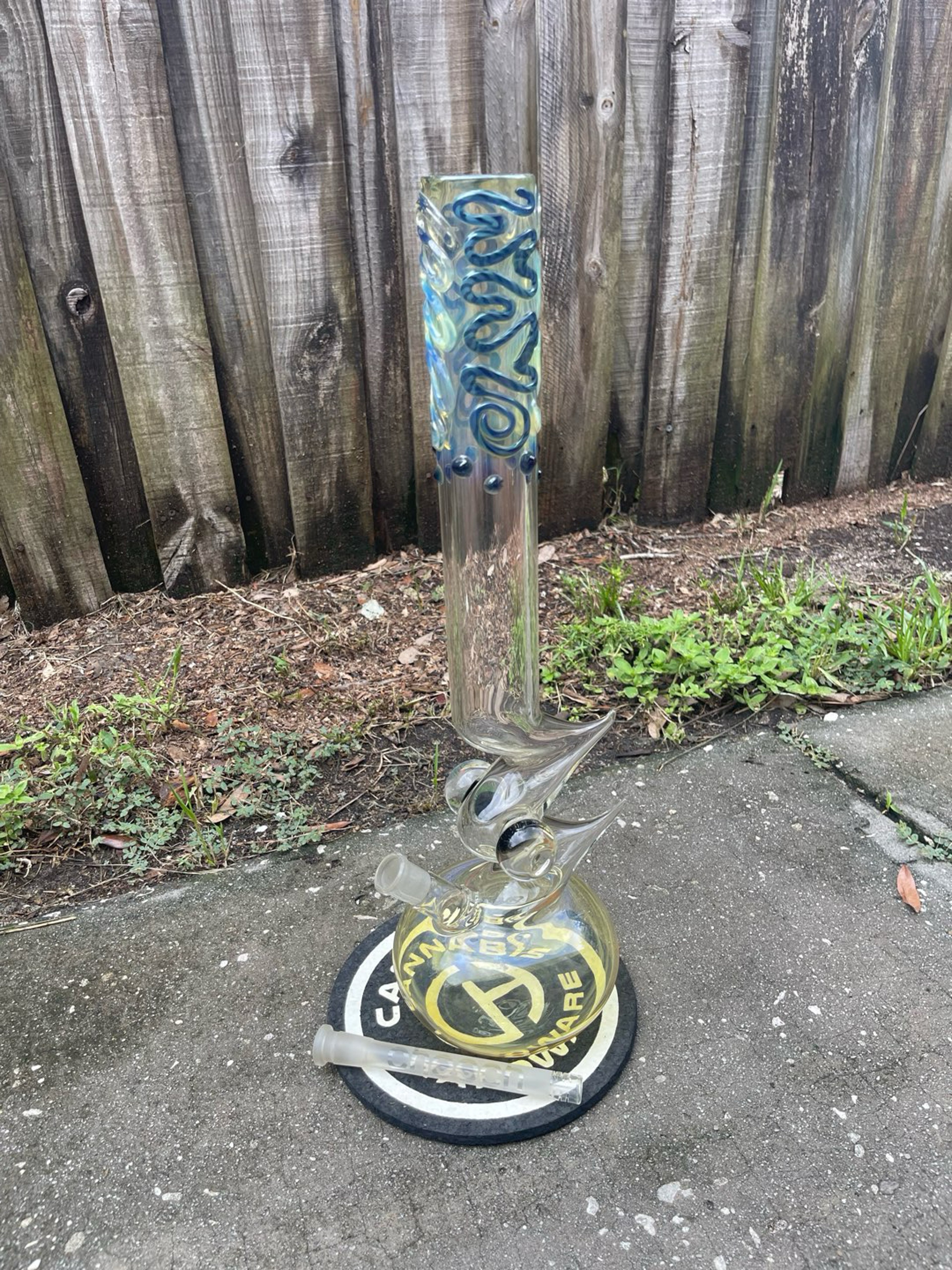 Preview pic of Crush glass Zong w Cheech down stem