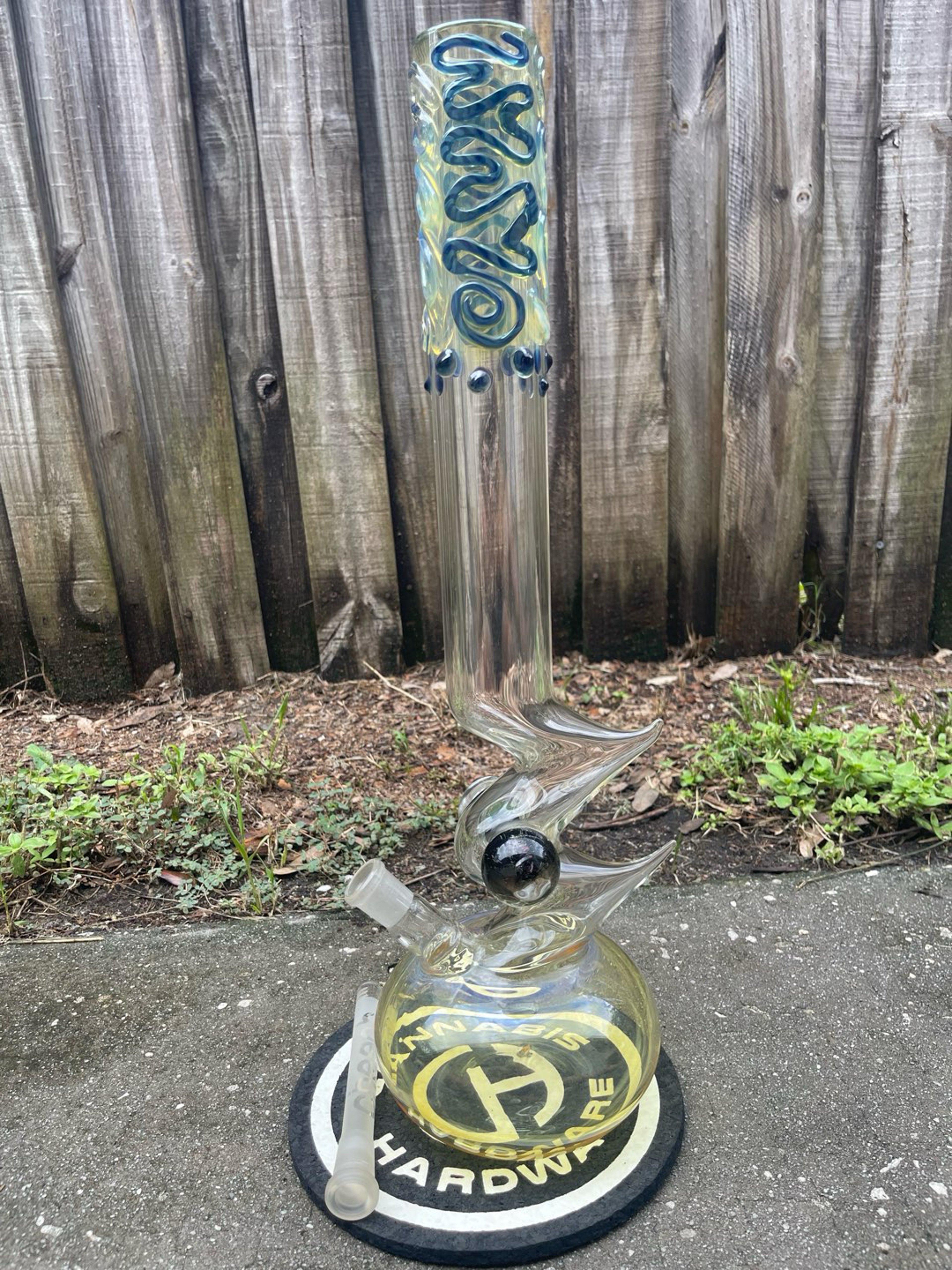 Preview pic of Zong by Crush glass w Cheech down stem