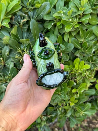 Preview pic of Green One Eyed Monster Glass Hand Pipe