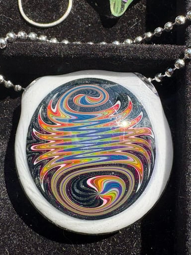 Preview pic of 2025  UV Reversal  pendant