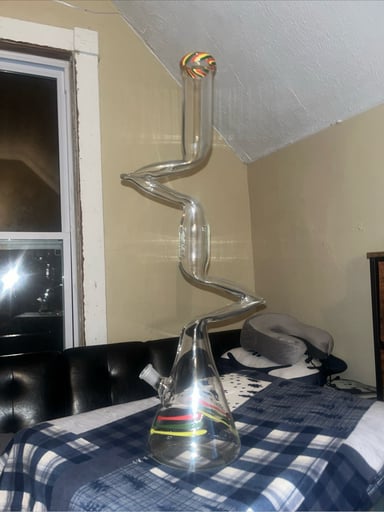 Preview pic of 2 foot curved water bong