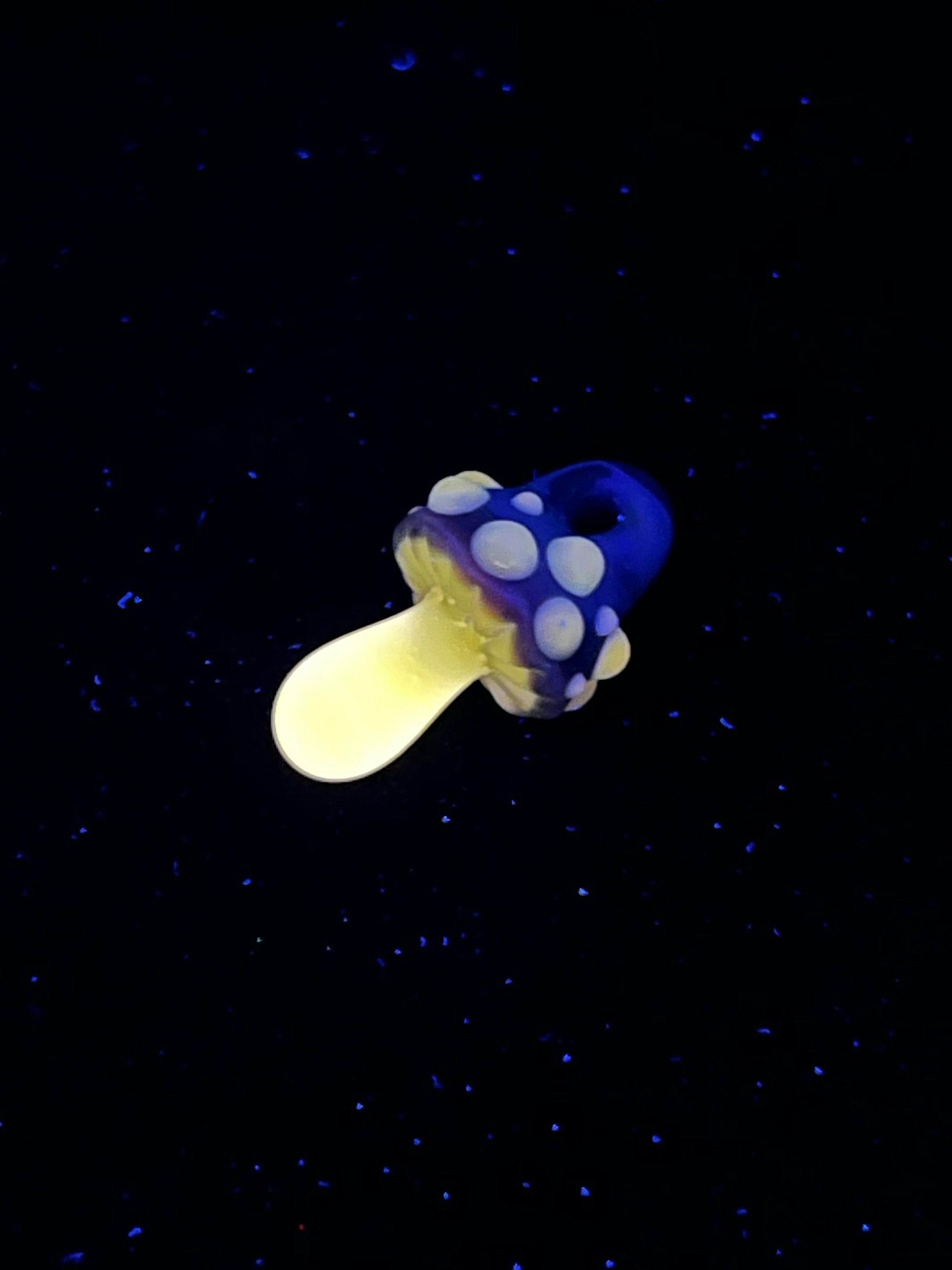 Preview pic of UV Mushroom Pendant by Finer Glass