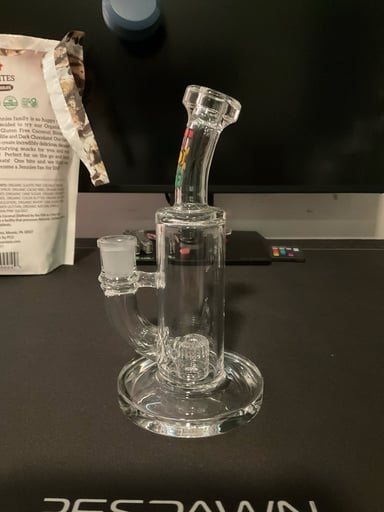 Preview pic of Thick ass glass slotted puck rig 14mm