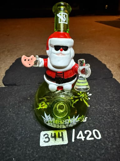 Preview pic of DHC Merry Kushmas bong/rig