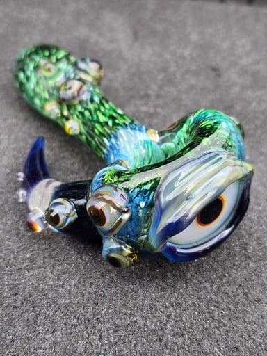 Preview pic of Glass Eye Pipe With Horn UV Reactive
