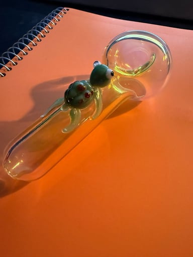 Preview pic of American Glass Frog Pipe