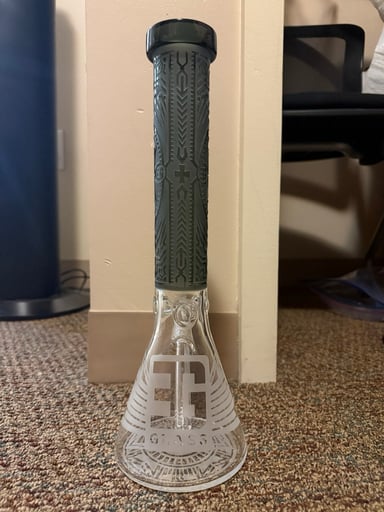 Preview pic of Lightly Used EG Glass Bong