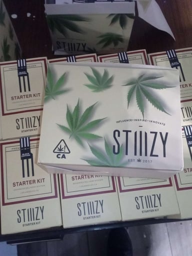 Preview pic of 60 black edition starer kit stizzy batterys