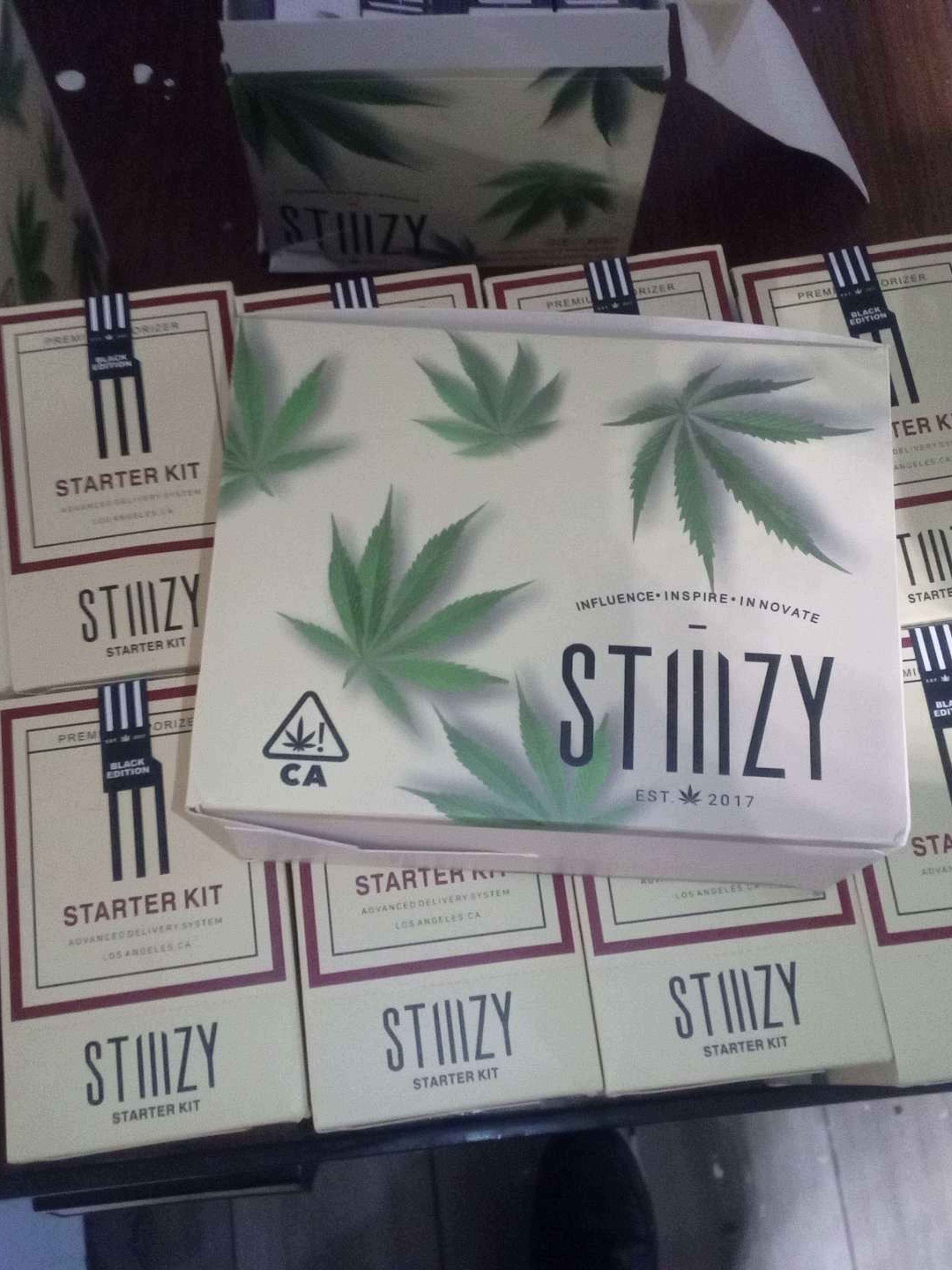 Preview pic of 60 black edition starer kit stizzy batterys