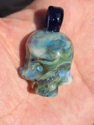 Preview pic of Glass Skull Pendant