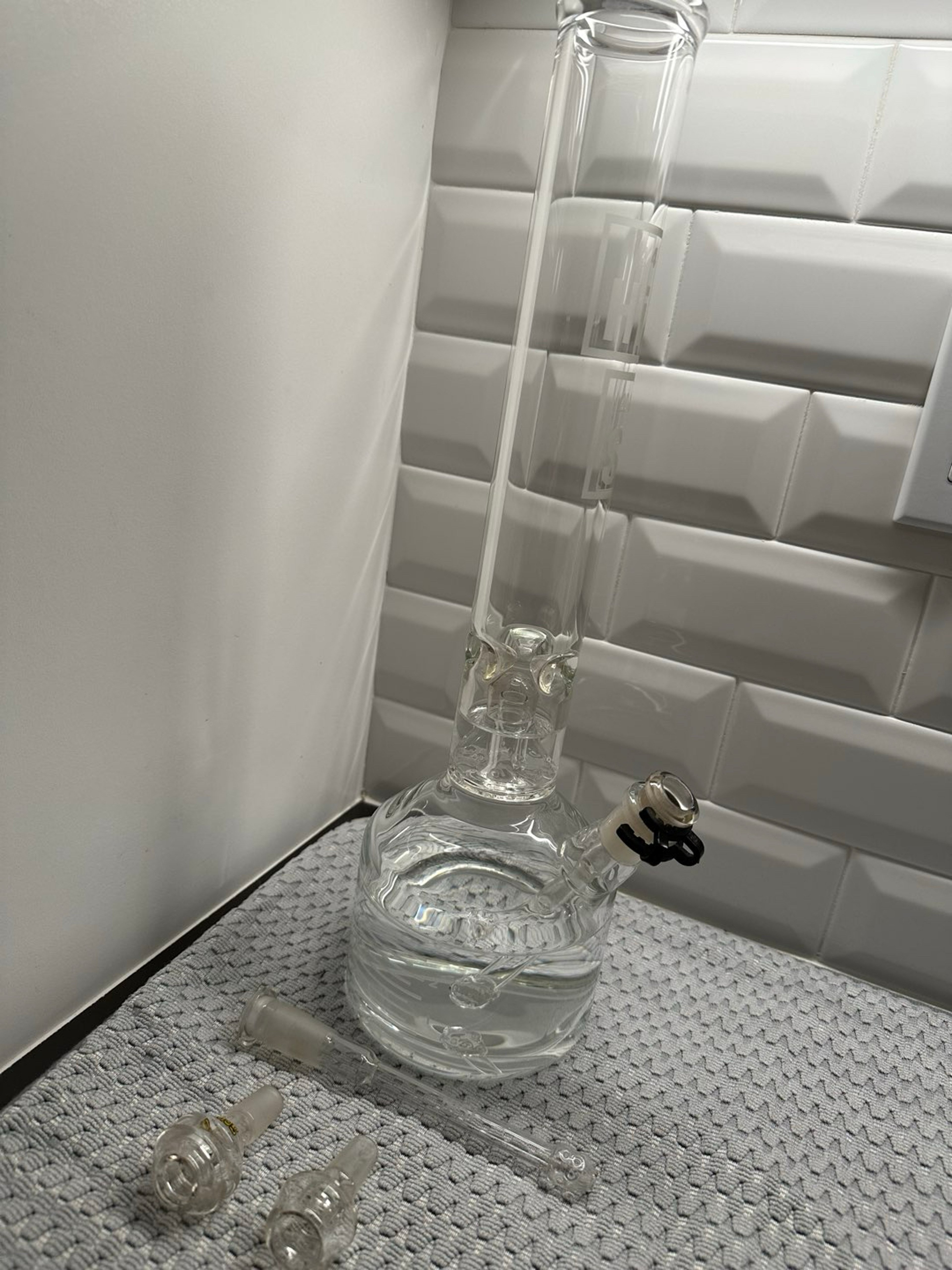 Preview pic of Hi Si Double Bell Perc 2.0–16 Inch Beaker