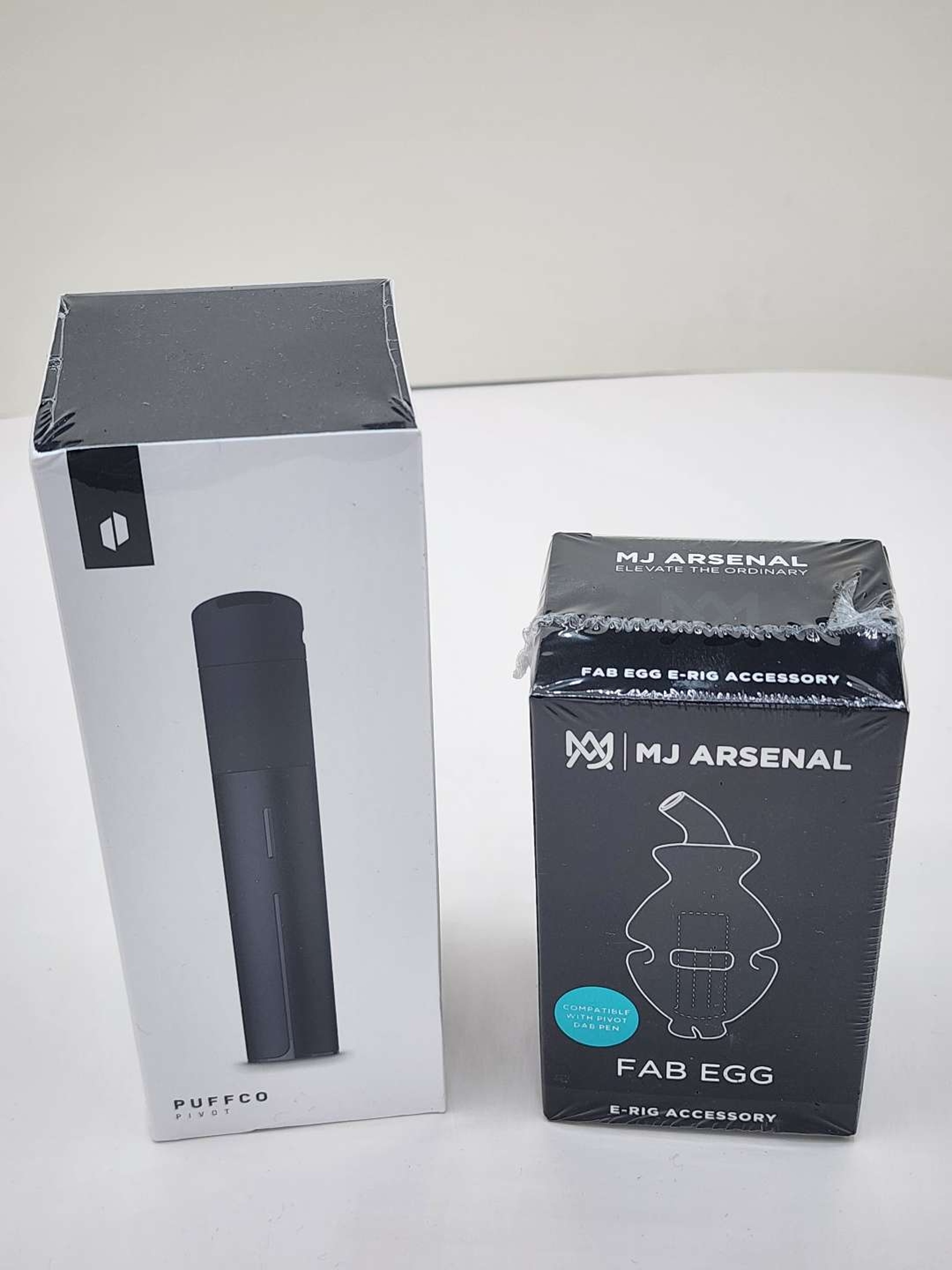Preview pic of Puffco Pivot (Onyx) + MJ Arsenal Pivot Fab Egg Top (new/sealed)