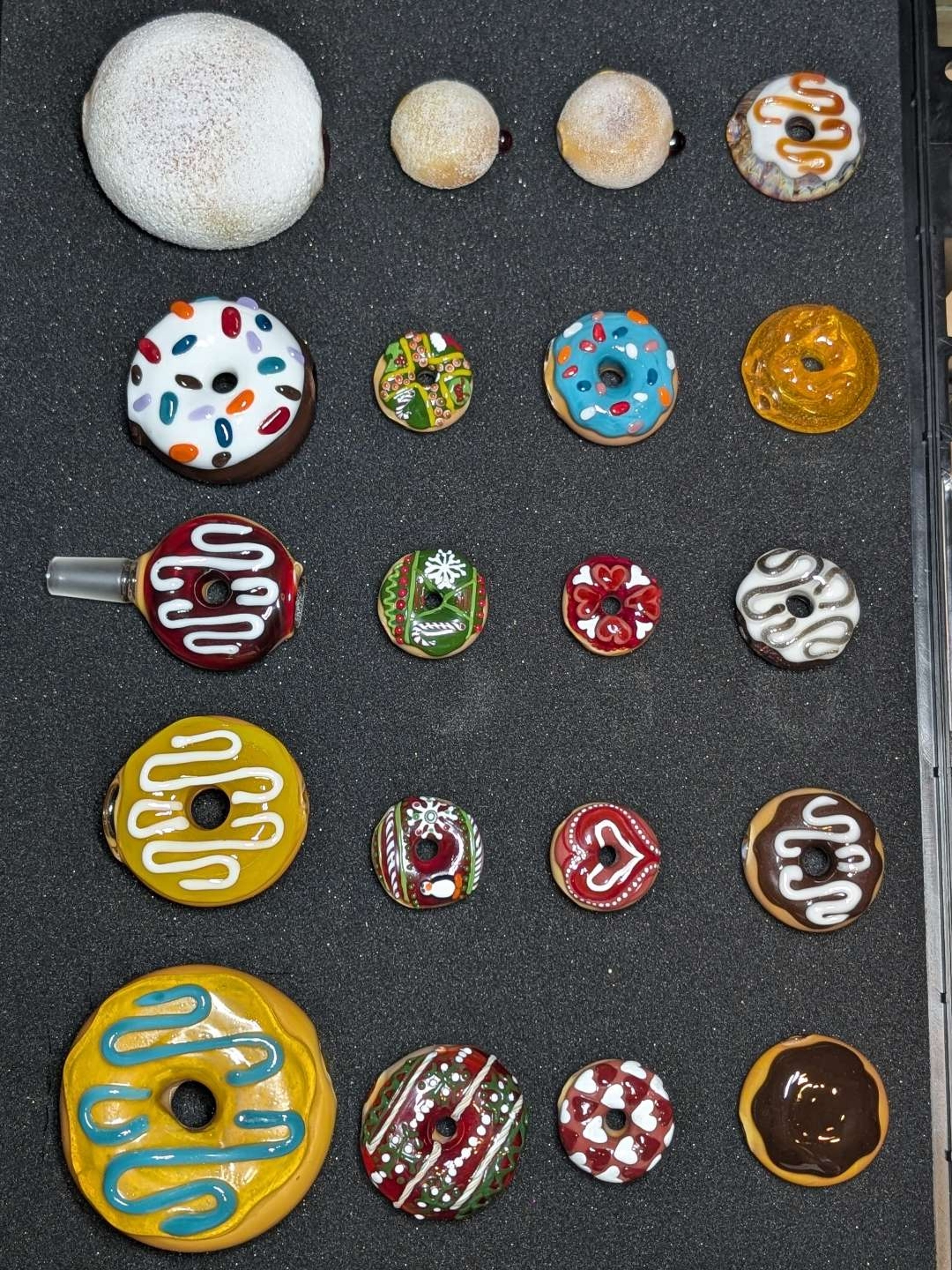 Preview pic of KGB Glass Collection 2014-2017 (22 Donuts)