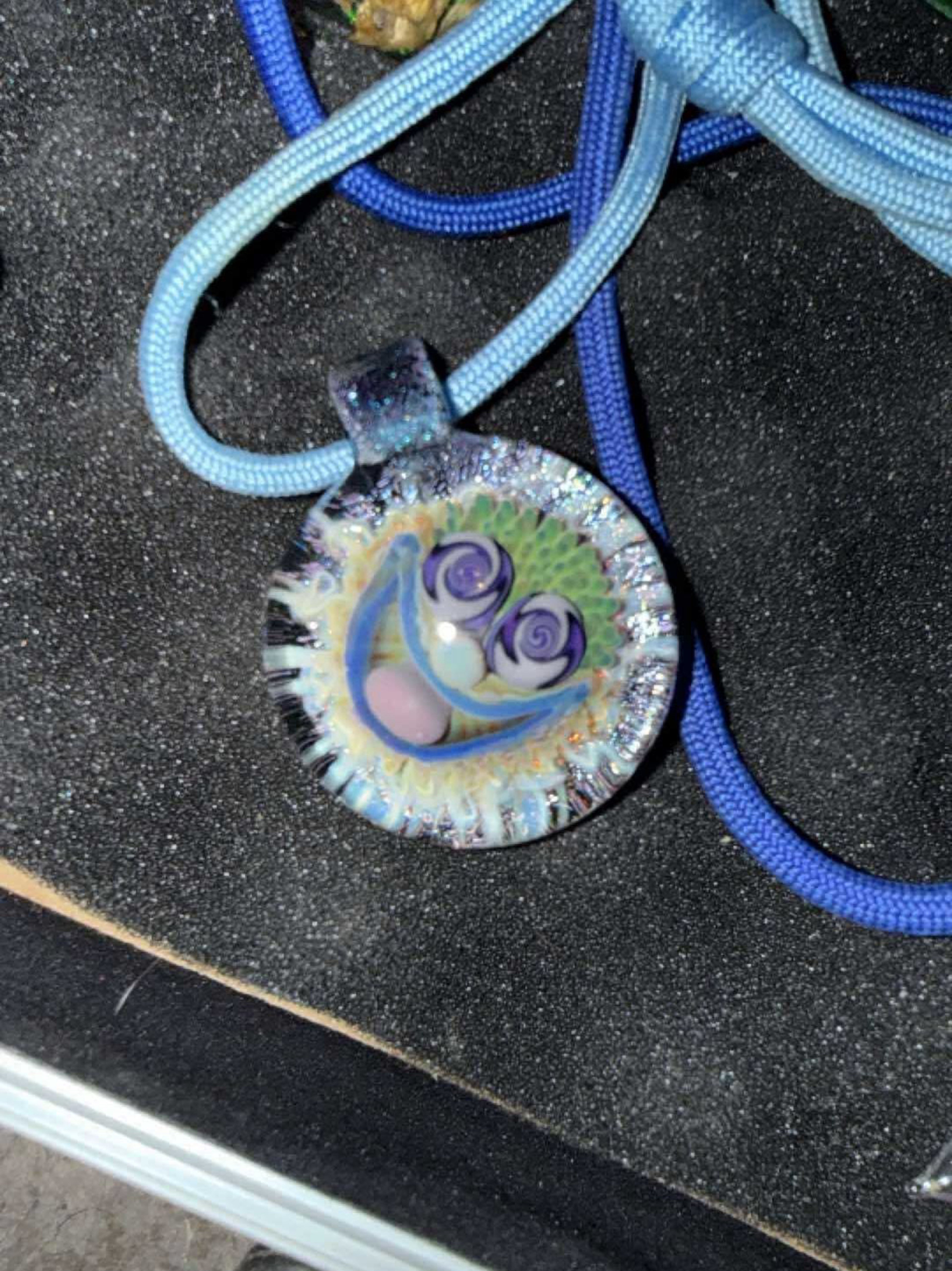 Preview pic of Roe glass eater style pendant