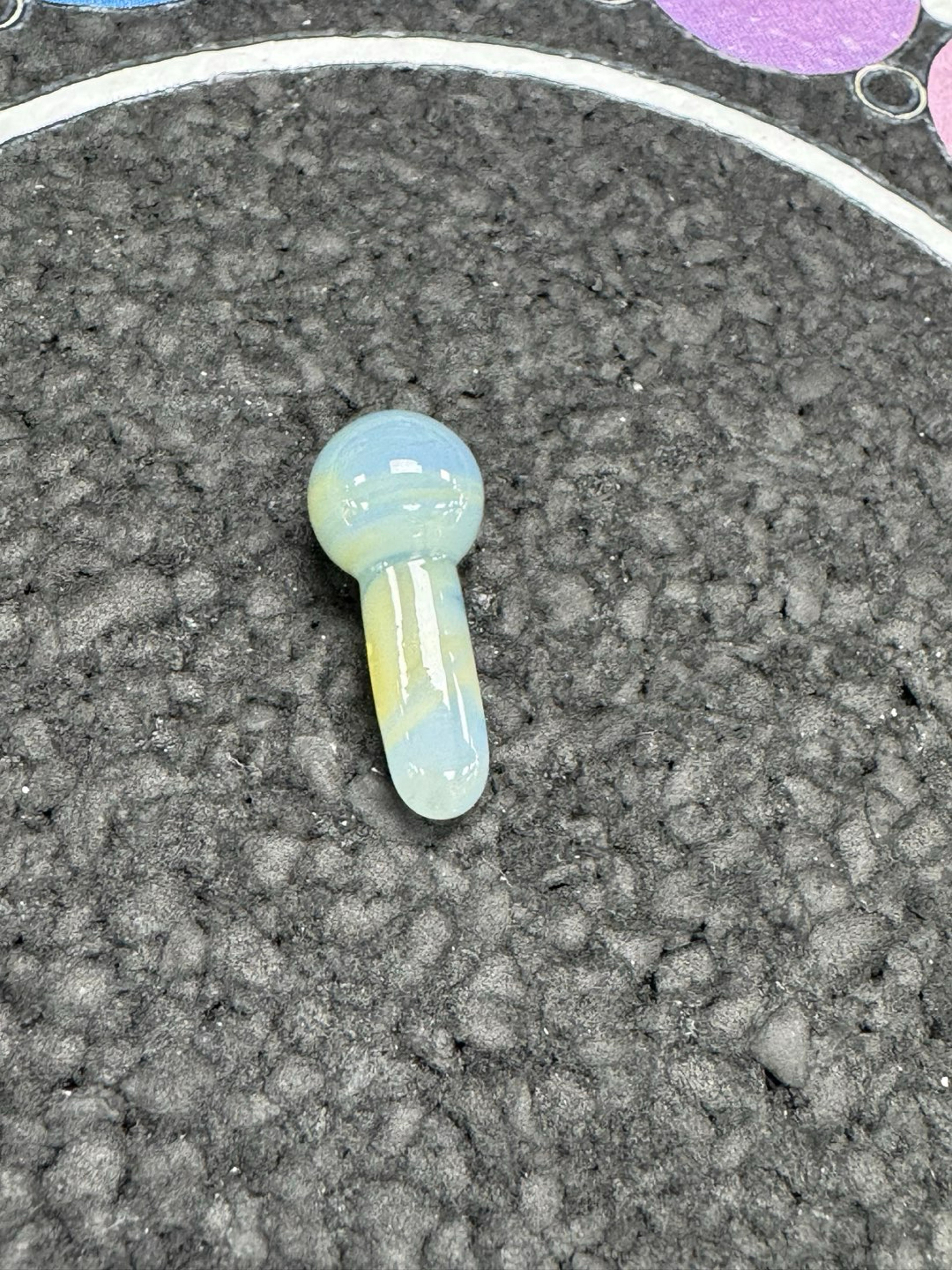 Preview pic of Bear quartz hanging pillar green