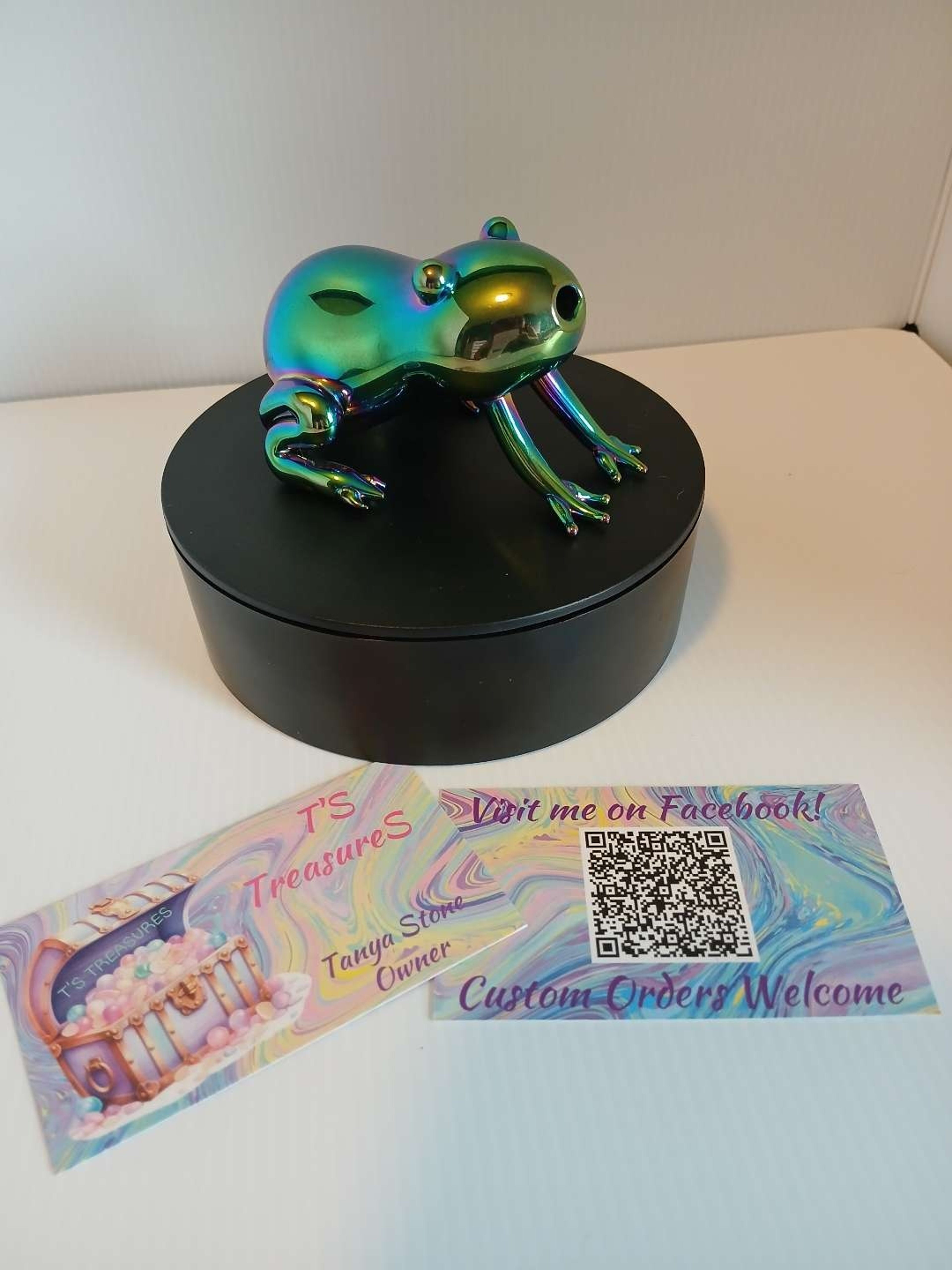 Iridescent frog image 0