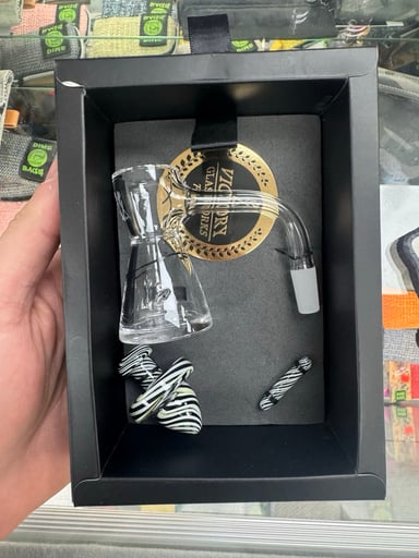 Preview pic of Victory glass work Victoria b gold set black and white