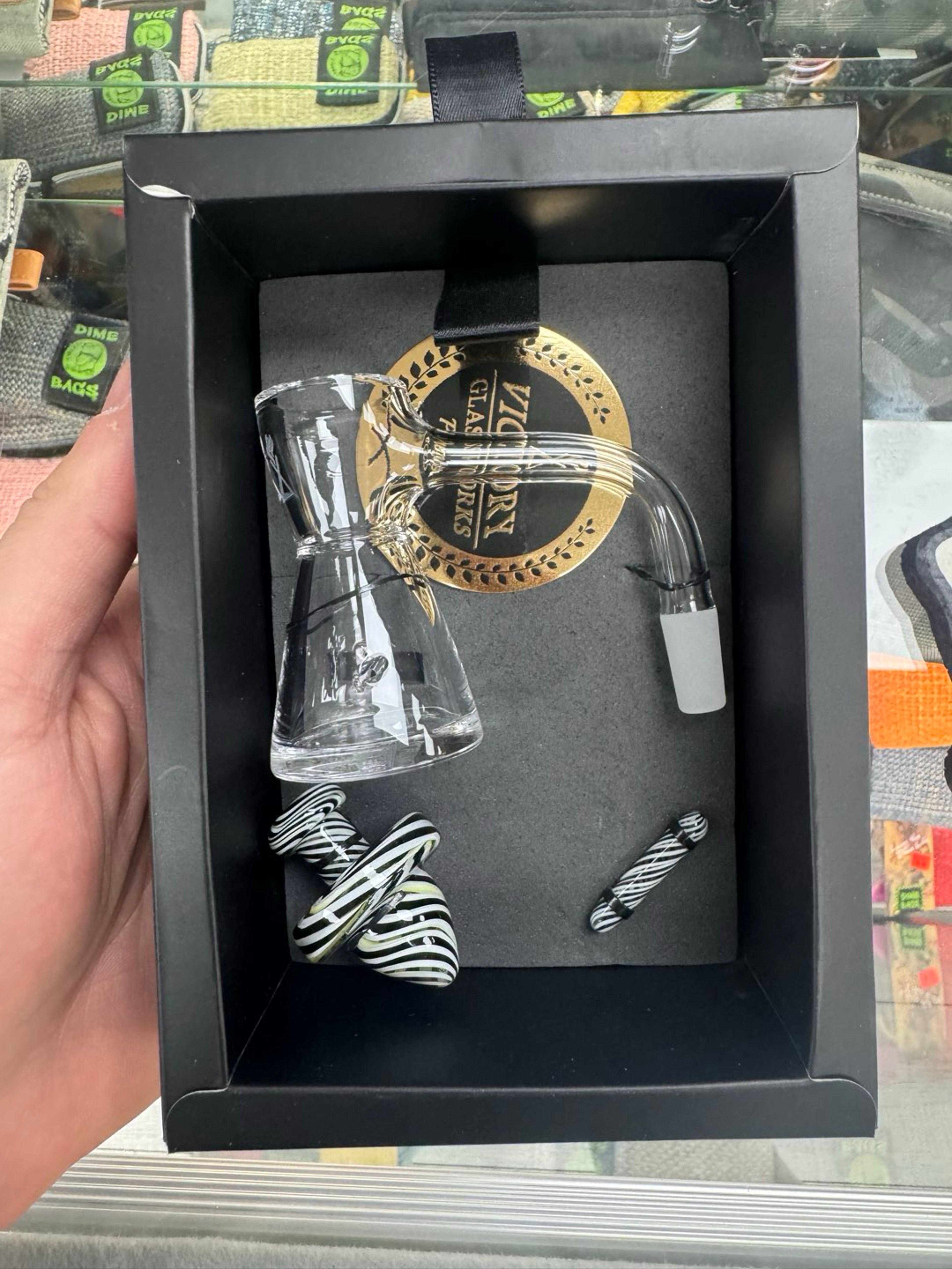 Preview pic of Victory glass work Victoria b gold set black and white