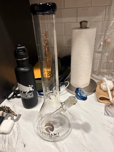 Preview pic of Thick beaker bong