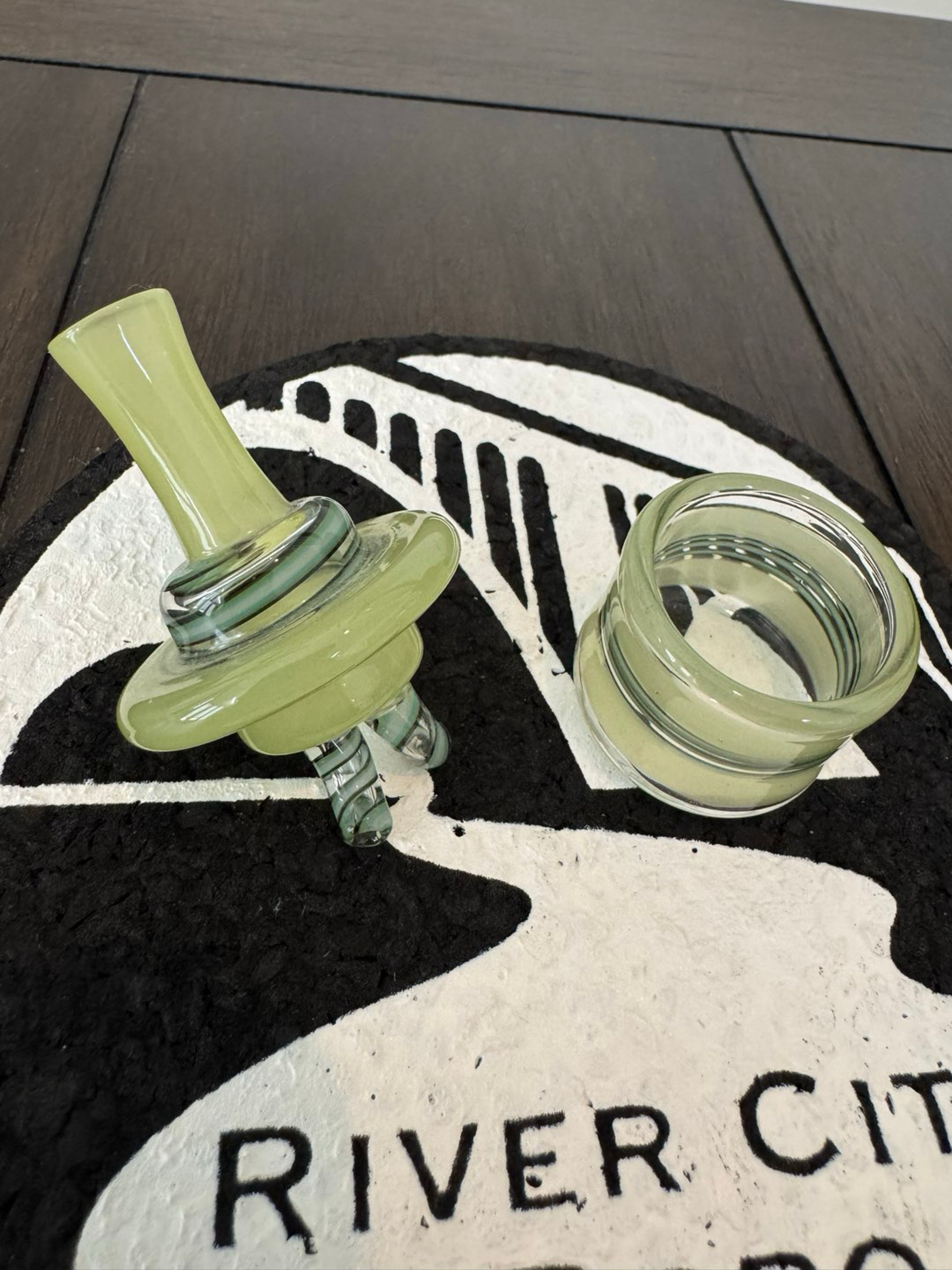 Yarbi Glass spinner cap + matching stand image 0