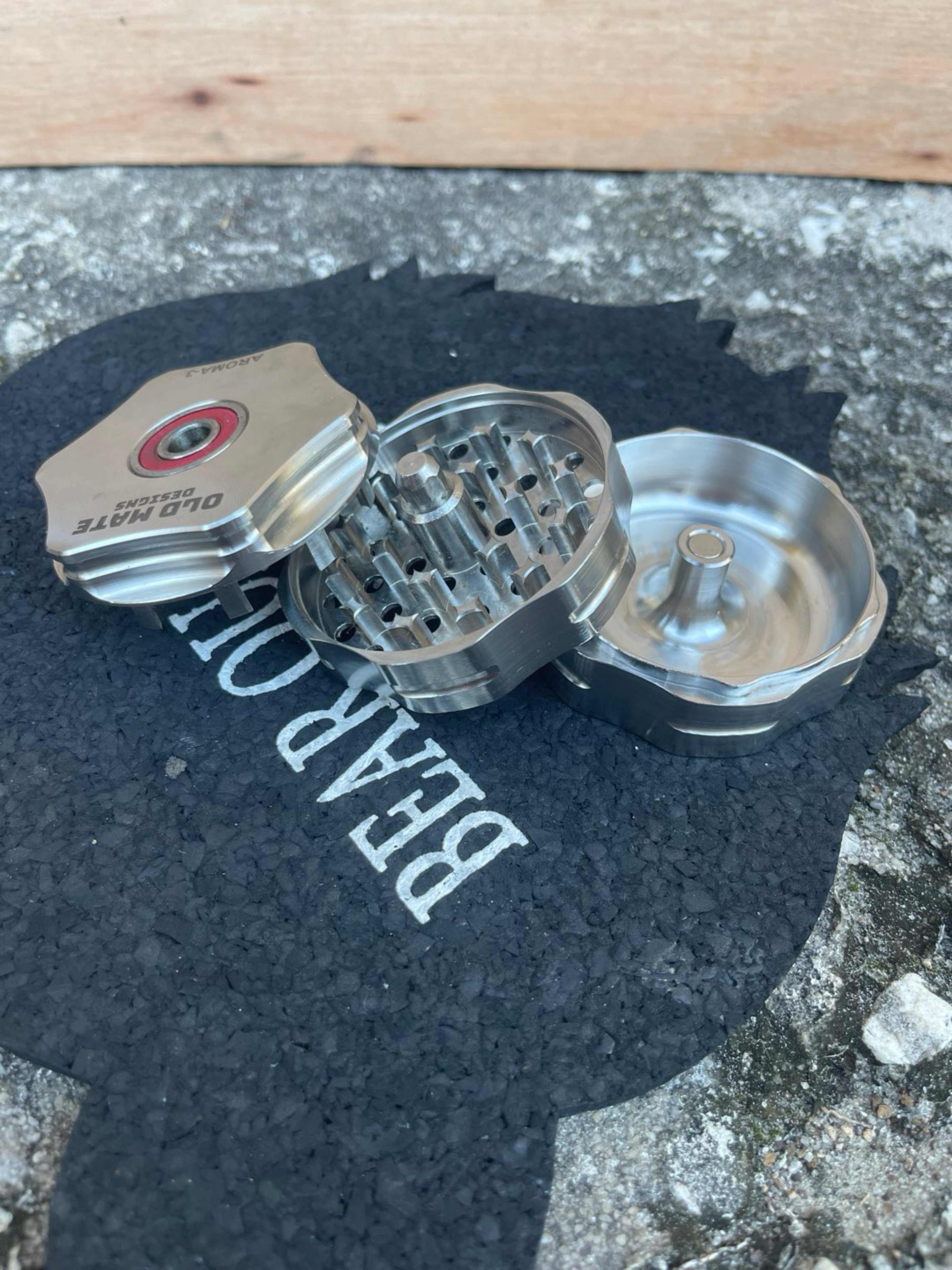 Preview pic of Old mate three piece grinder