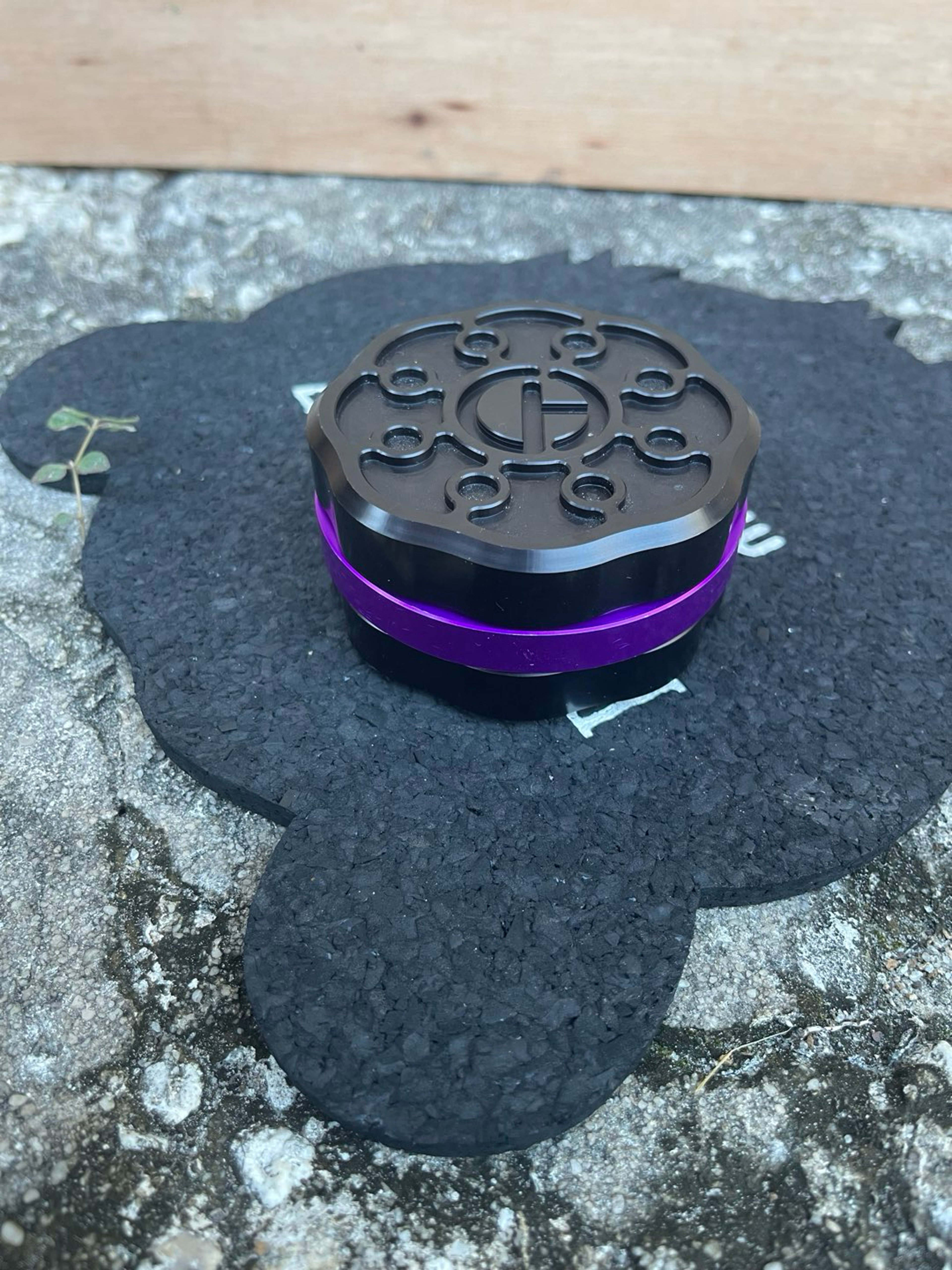 Preview pic of Three piece aluminum threadless professional grinder