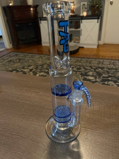 Preview pic of TAG double honeycomb bong with matching horn bowl