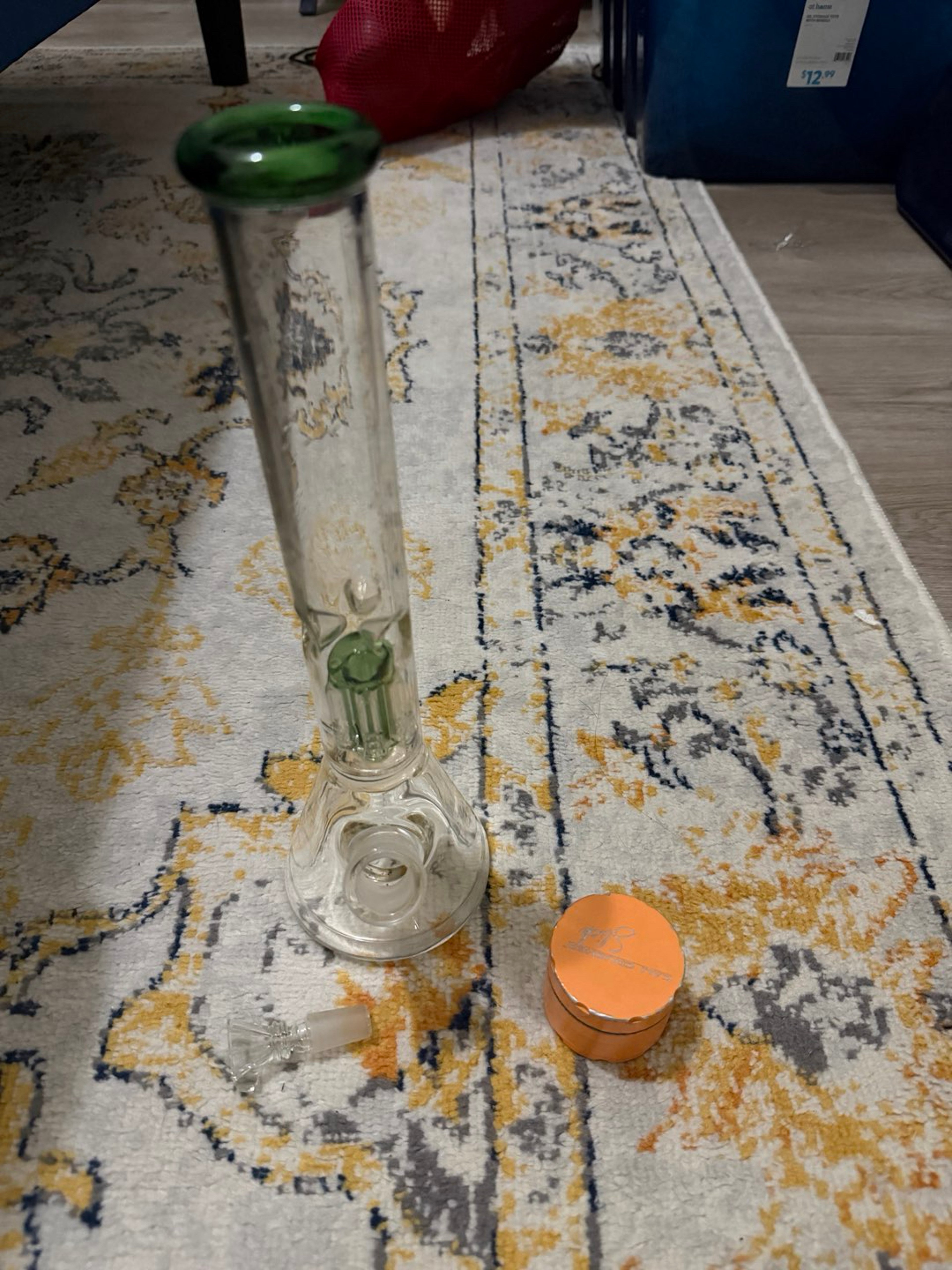 Preview pic of Single percolator bong with bowl and grinder