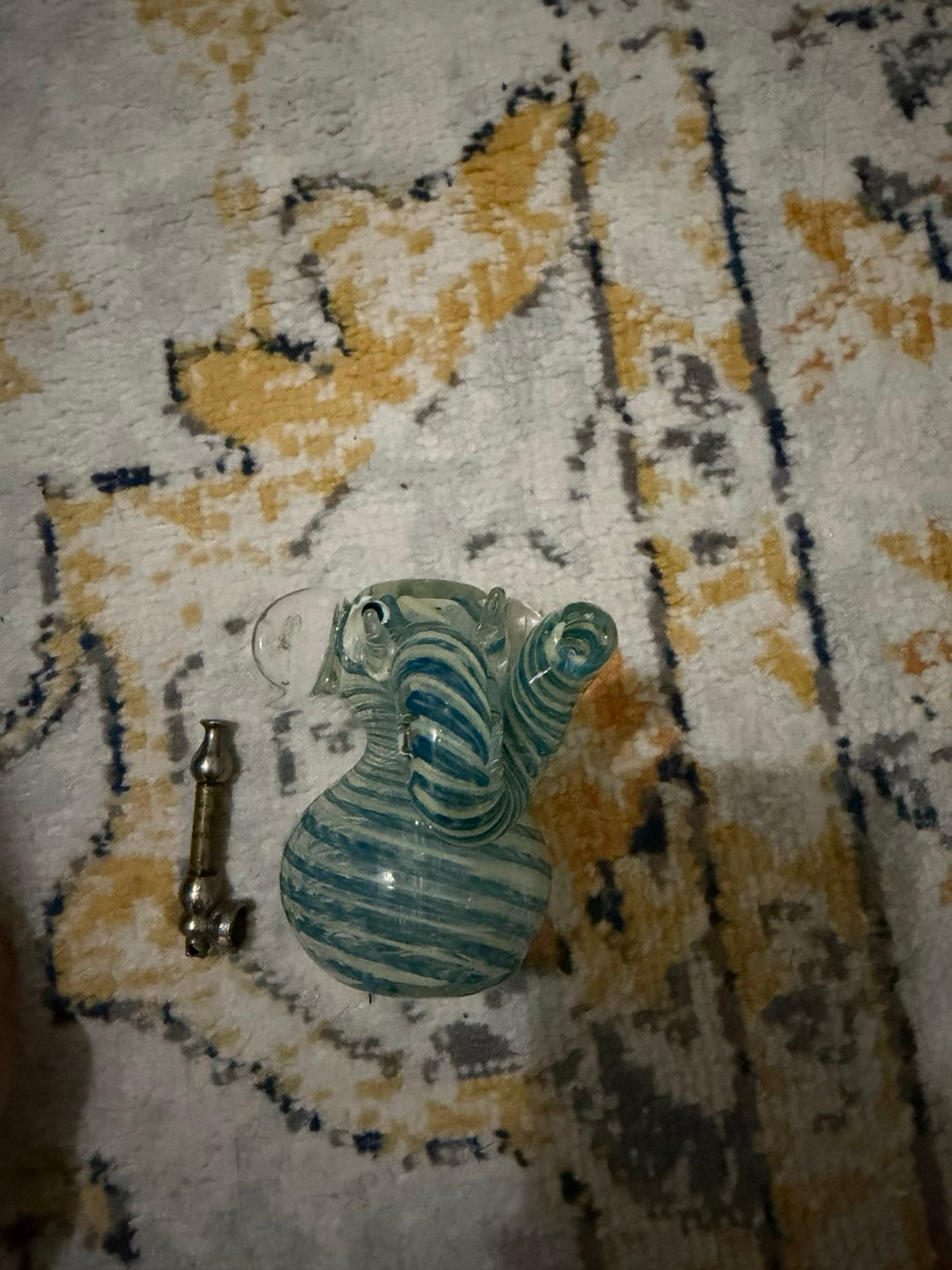Preview pic of Small elephant bubbler with one hitter
