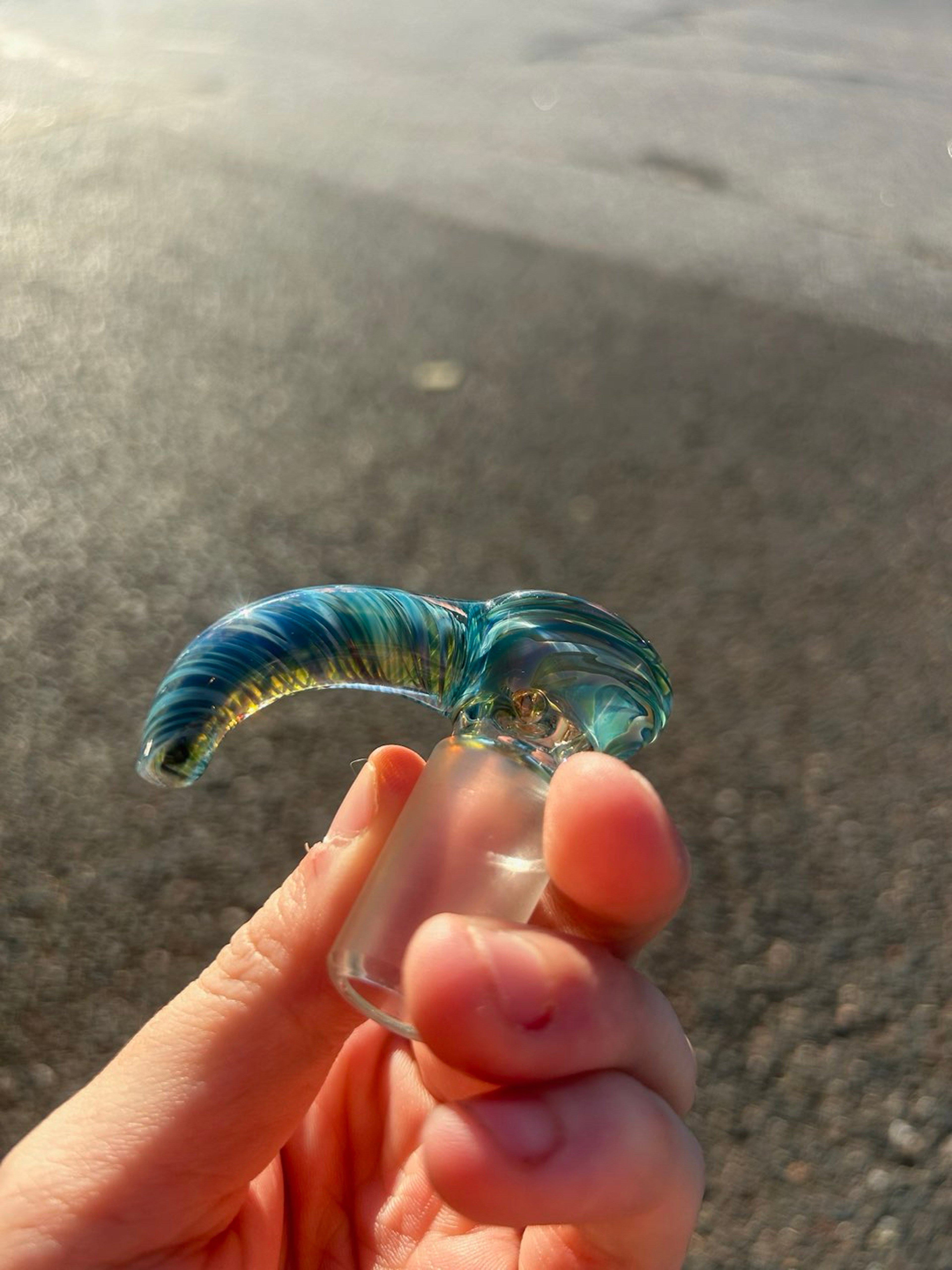 Preview pic of Made by Elmollo Boro 18mm 3 Hole, Opal in screen *chipped horn & cracked screen, doesn't effect