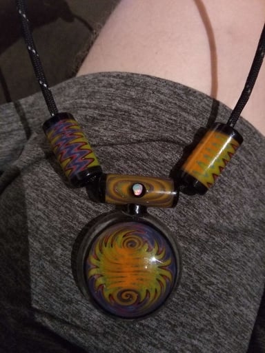 Preview pic of Kman Glass wig-wag pendant and matching beads set.