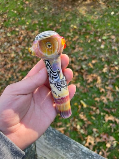 Preview pic of Black & White linework spoon pipe