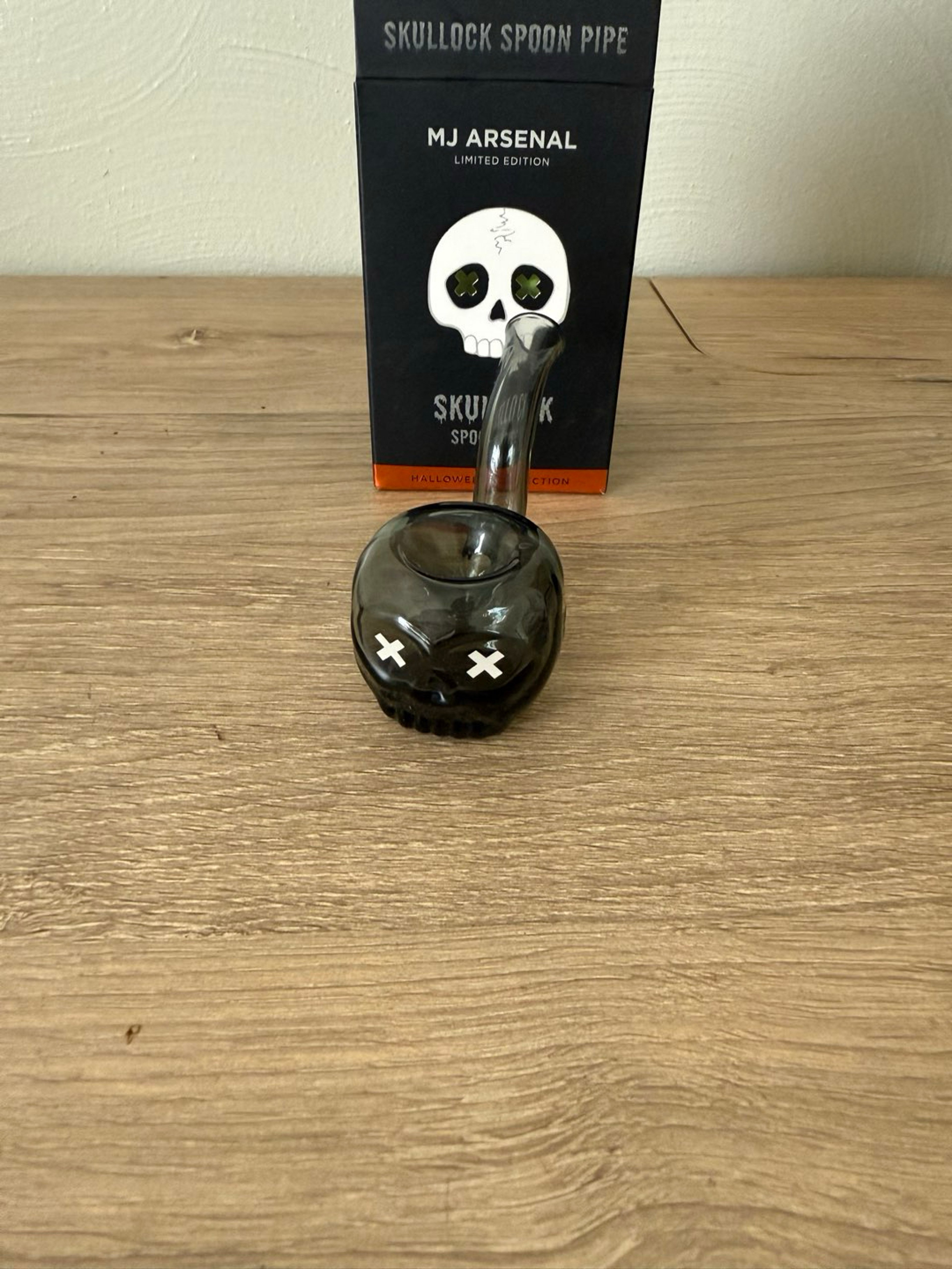 Preview pic of MJ Arsenal Skull Pipe
