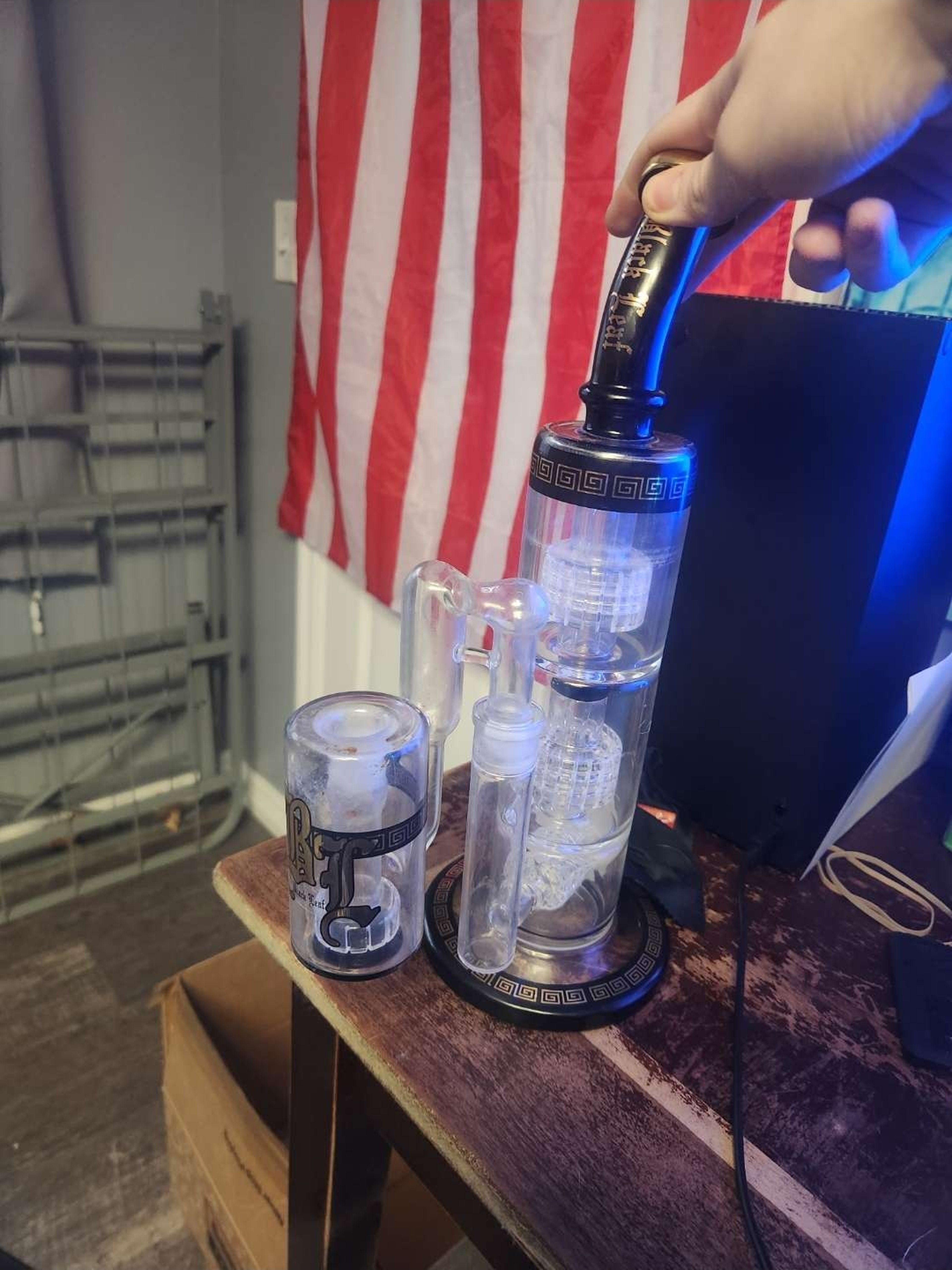 Preview pic of Black leaf 3x perc Aztec bong