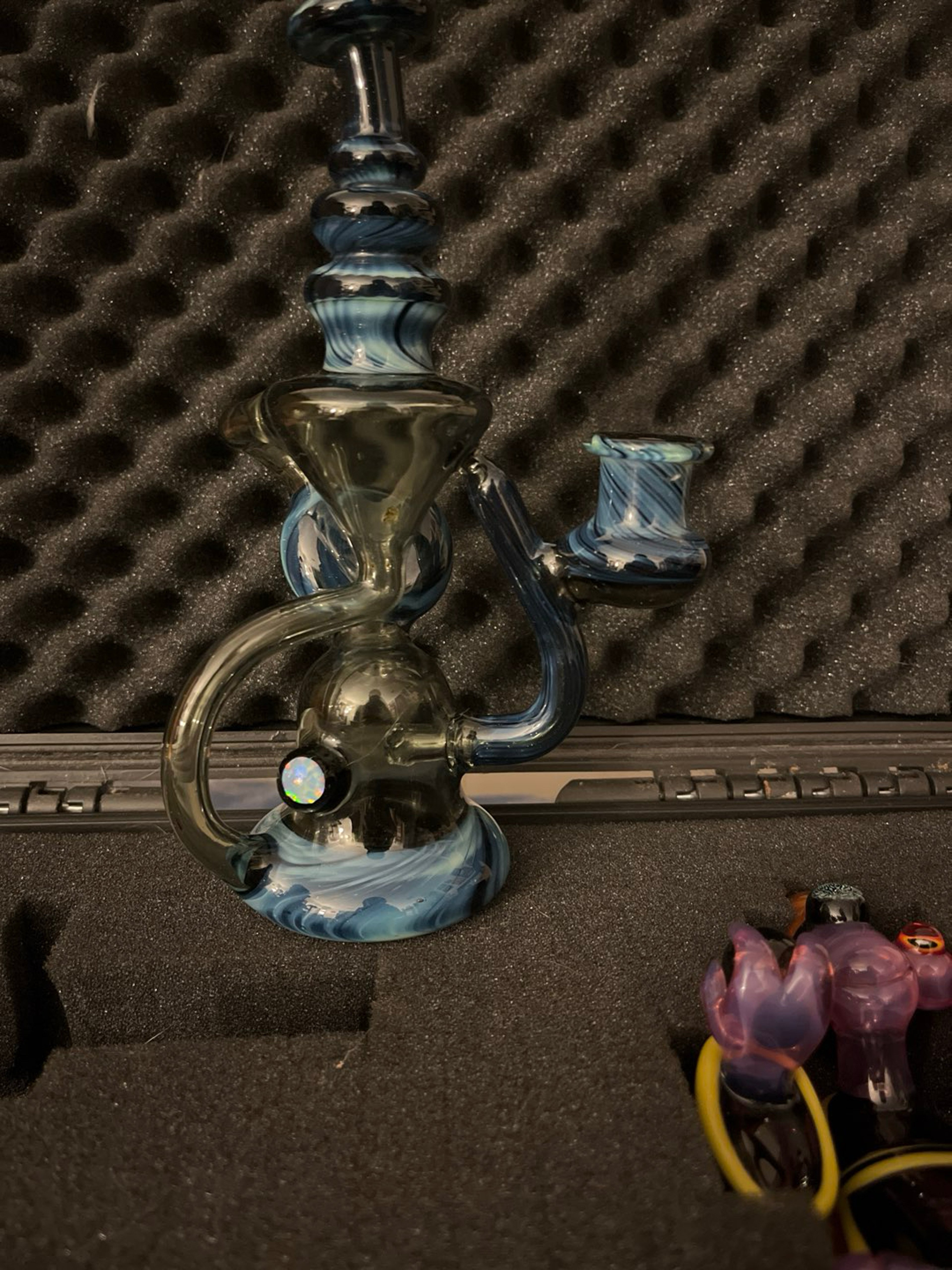 Cristo breaks glass image 0