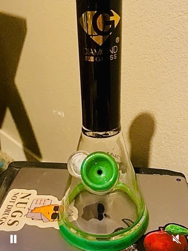 Preview pic of 11 inch diamond glass jade/black beaker