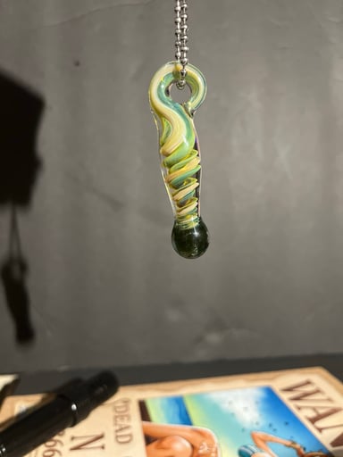 Preview pic of Green swirl pendy