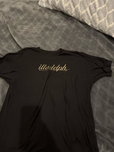 Preview pic of Illadelph t shirt large gold label