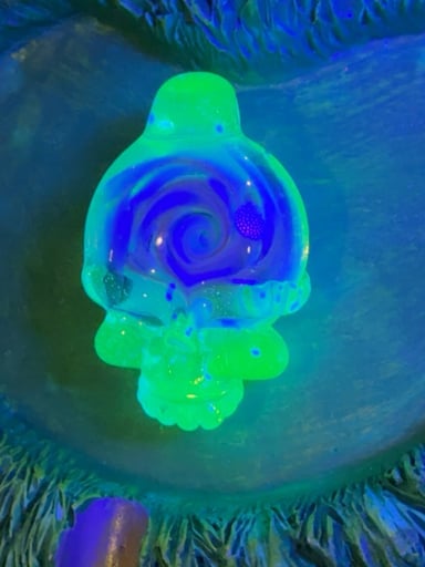 Preview pic of blind bear glass stealie