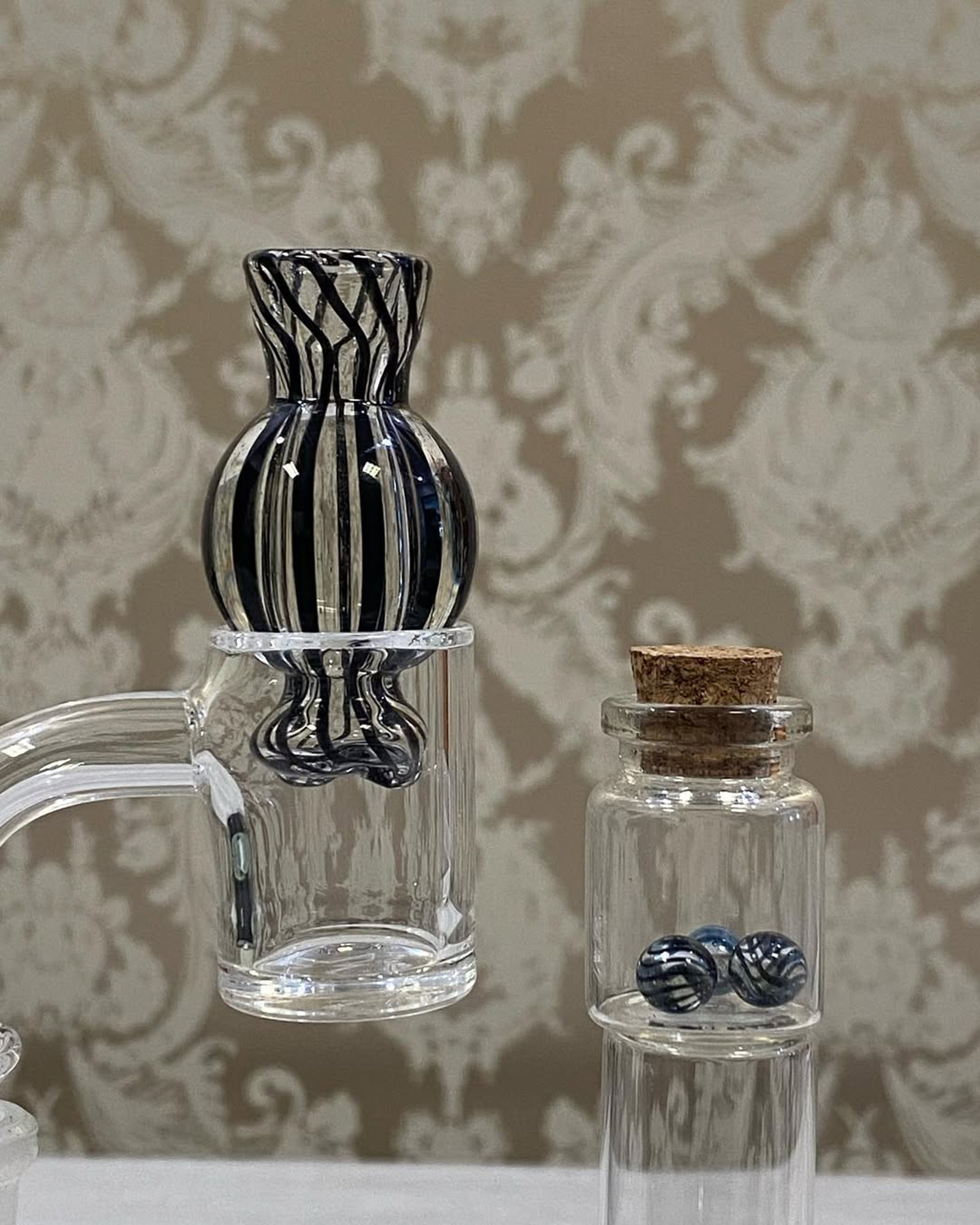 Preview pic of Spinner cap with 3 matching pearls black clear