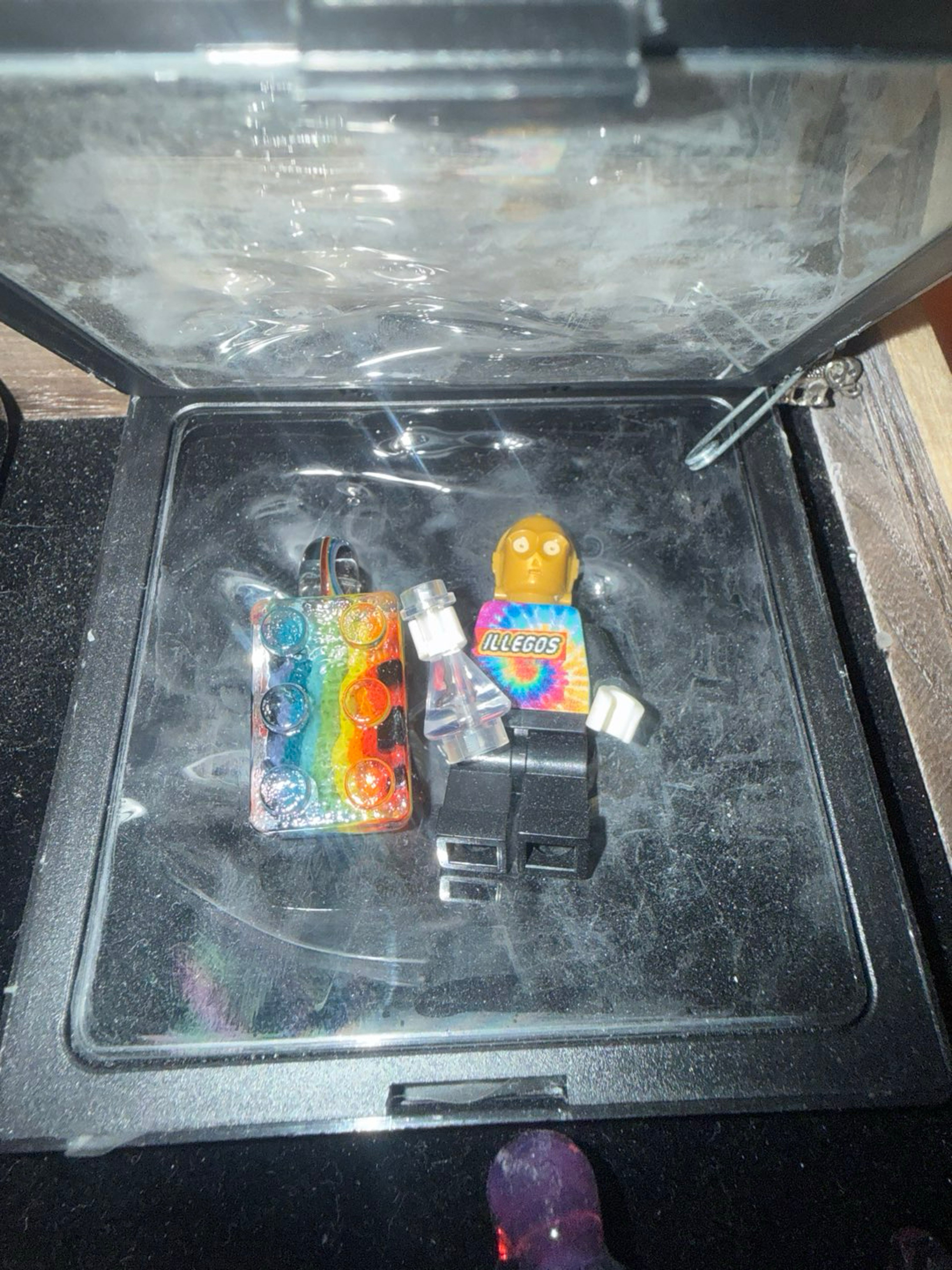 Preview pic of illego pendant with custom mini fig