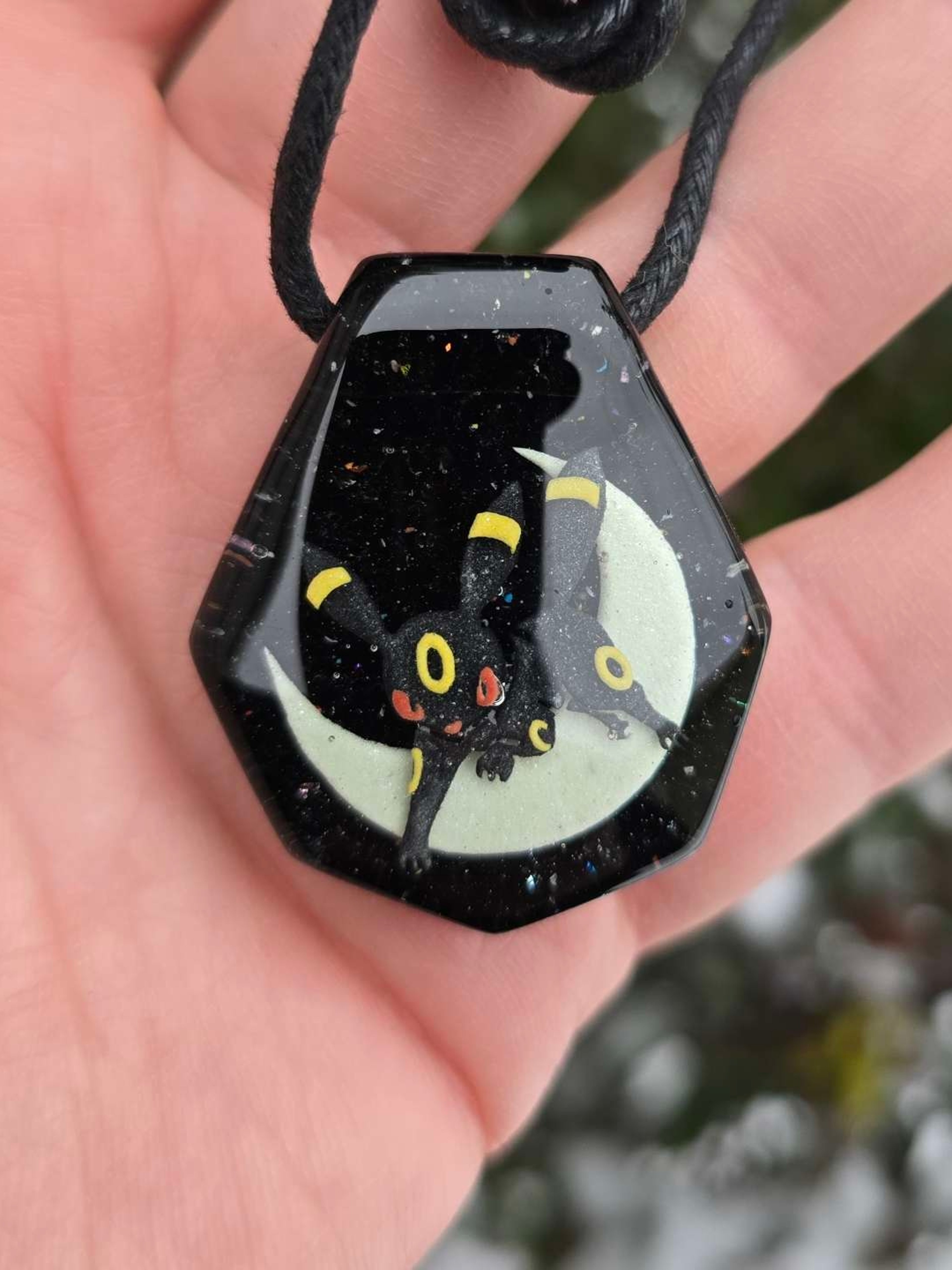 Preview pic of Seconds Umbreon Layered Glow Pendant