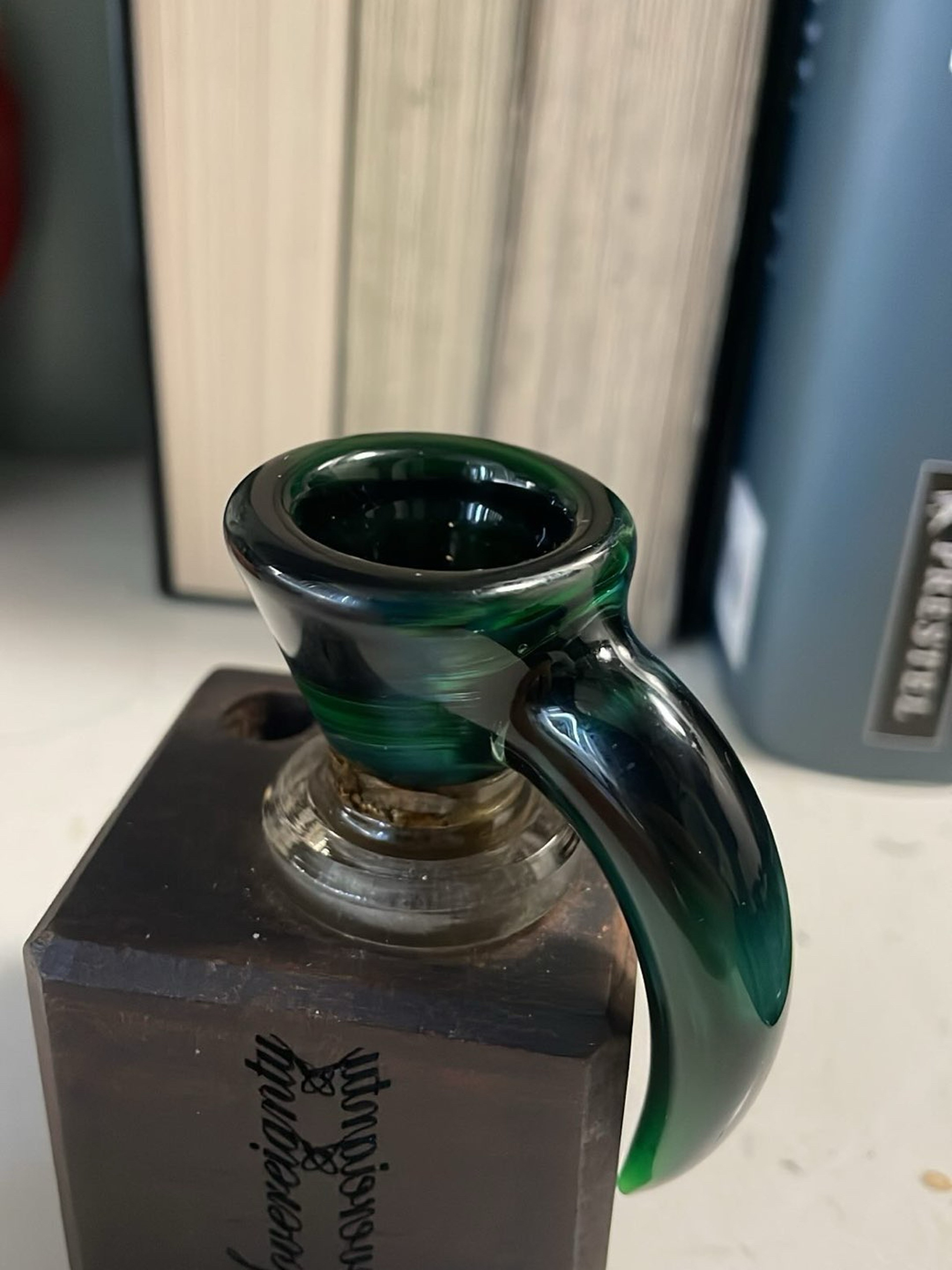 Preview pic of Green money Sovereignty full accent slide