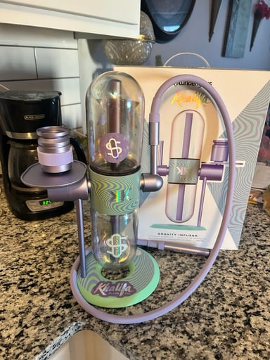 Preview pic of Wiz Khalifa gravity water pipe