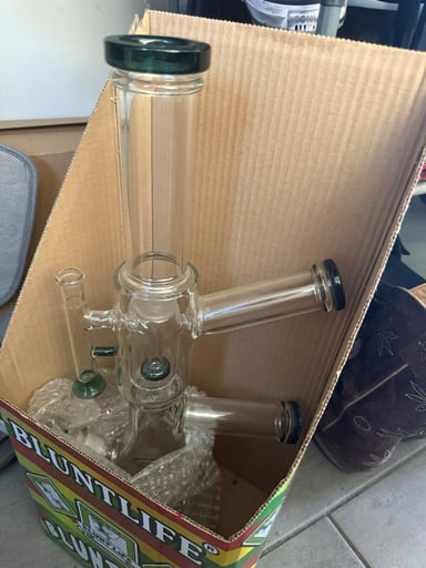 Preview pic of Never used Bong