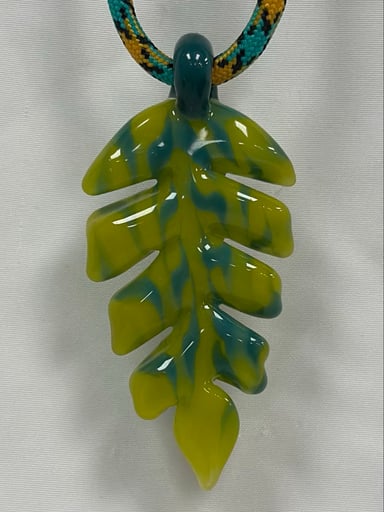 Preview pic of GREEN LEAF - PENDENT - @ DELLALUNAGLASS