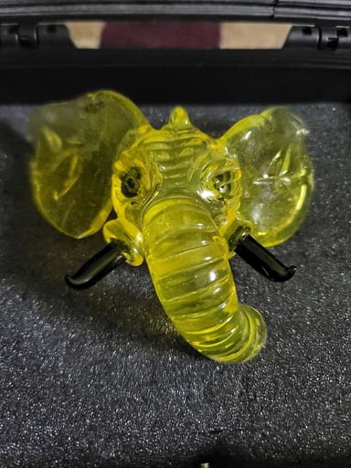 Preview pic of Domino glass elephant pendant