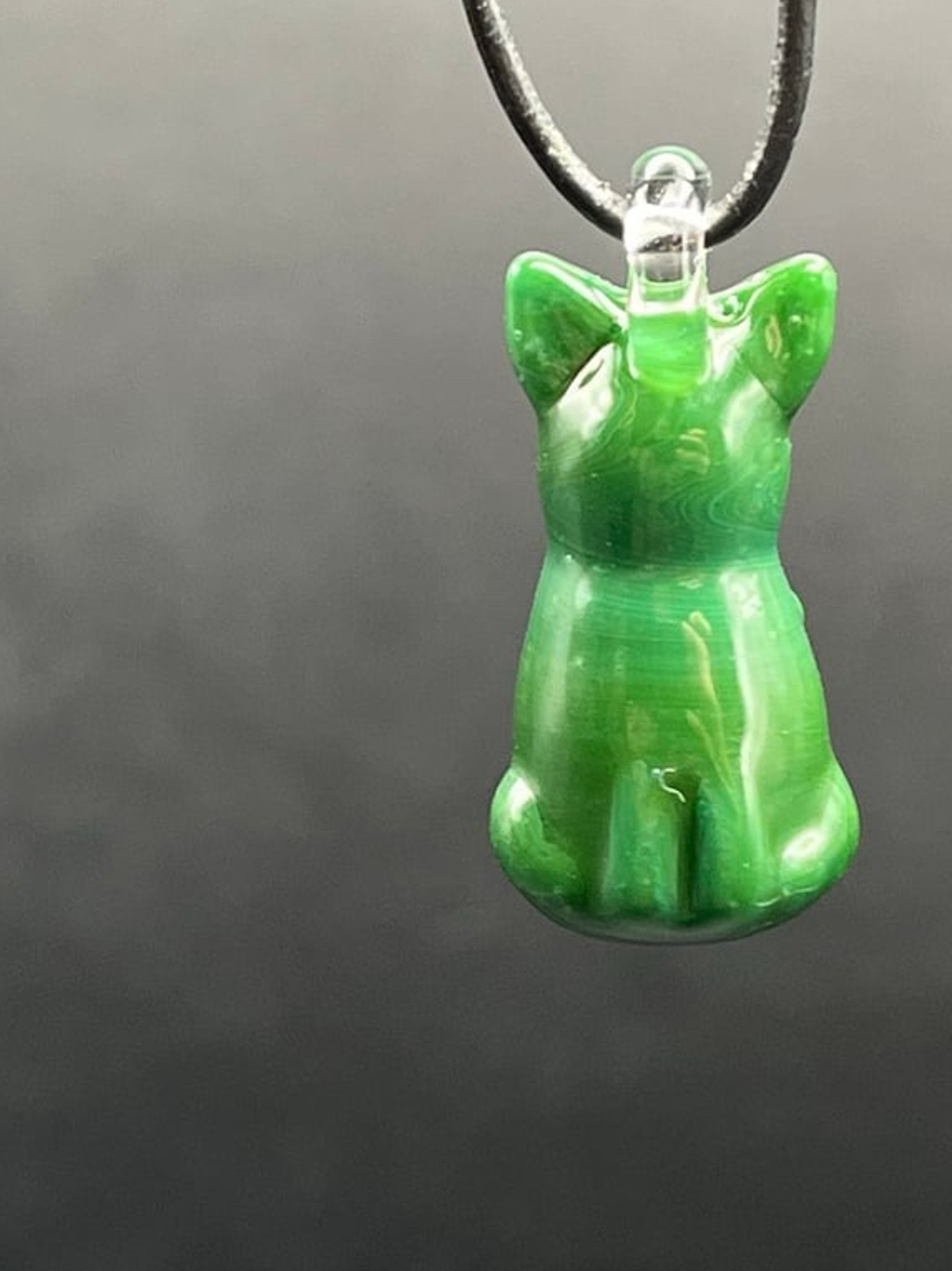 Solid green miniature cat pendant. image 0